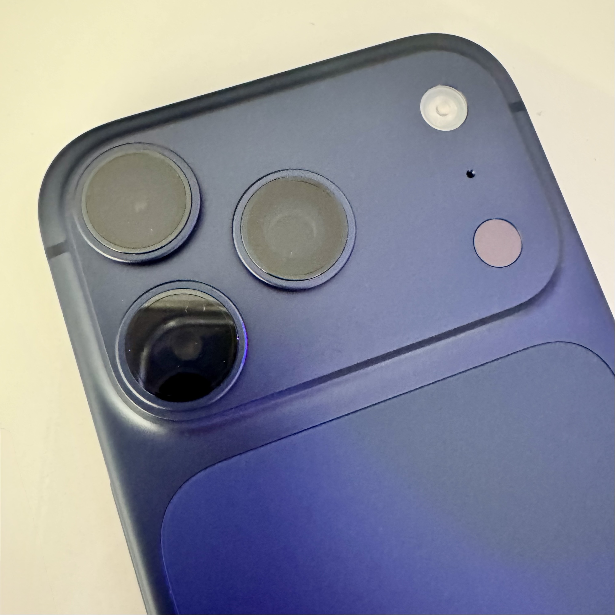 Mon nouvel iPhone 17 Pro : bleu intense et plein de giga !
